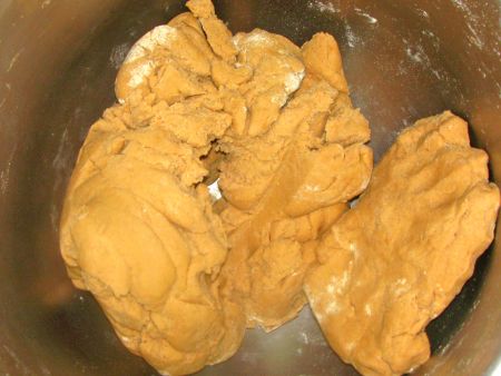 اخلط البطاطس الحلوة المطهوة والسكر ودقيق التابيوكا معًا لتشكيل عجينة ناعمة