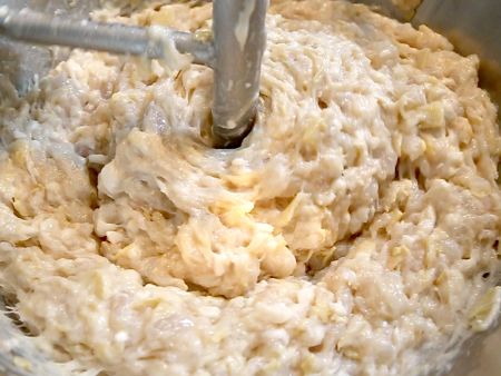 Meng gepelde en gehakte garnalen om de vulling te maken