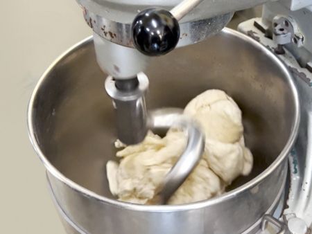 Blanding af dej med en kommerciel dejblander