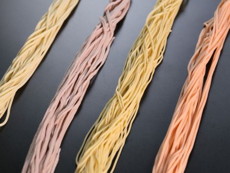 ANKO के मशीन द्वारा बनाए गए प्राकृतिक रंगीन नूडल्स।