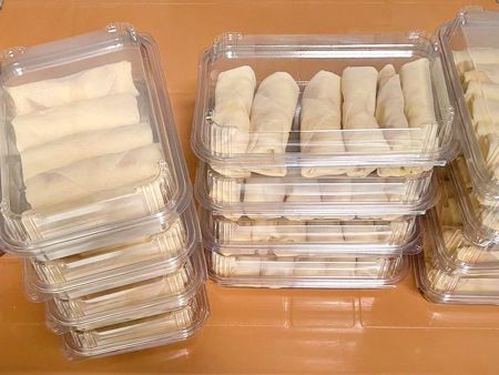 Опаковани пролетни рулца, готови за продажба