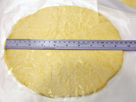 Paratha hecho con un diámetro de 24 cm que cumple con la solicitud del cliente