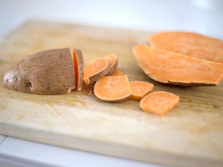 Pelar y cortar las batatas en trozos y cocinar al vapor hasta que estén completamente cocidas