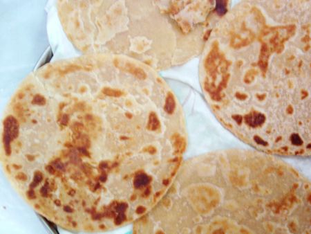 Dokonale tvarované Paratha, ktoré sú upečené do zlatohnedej farby a majú krehkú štruktúru