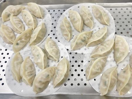 Dokonale tvarované parené knedle s šťavnatou, plnou náplňou