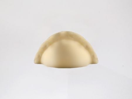 Pierogi được tạo hình bằng khuôn cạnh mỏng