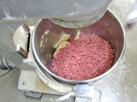 Campurkan daging ham dan keju dengan singkong dan aduk rata