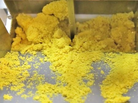 Placer bomuldsagtige dejkrummer i tragt