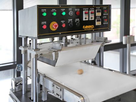 Đặt bột lên APB để ép nhiệt và tạo hình