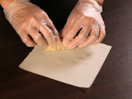 Plaats de vulling op het loempiavel