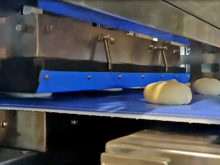 قرار دادن تکه‌های خمیر در دستگاه TT-3600 برای فشار حرارتی
