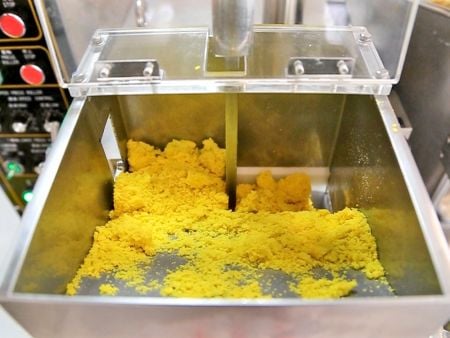 Geben Sie vorgemischte Teigkrümel in den Teighopper