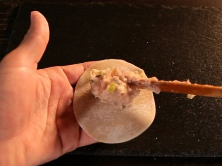 Colocar el relleno premezclado sobre la envoltura de dumpling
