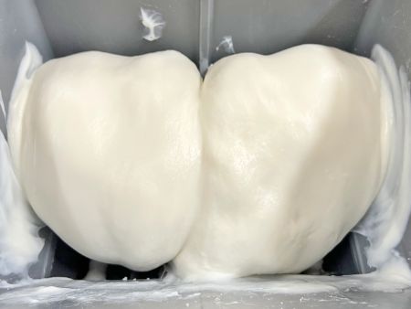 Letakkan adonan beras ketan yang sudah dicampur di dalam corong adonan