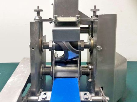 Cuir an gearrthóir meilte ar an "head wrack" roimh tháirgeadh