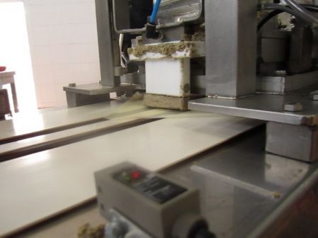 Đặt nhân lên miếng bánh cuốn