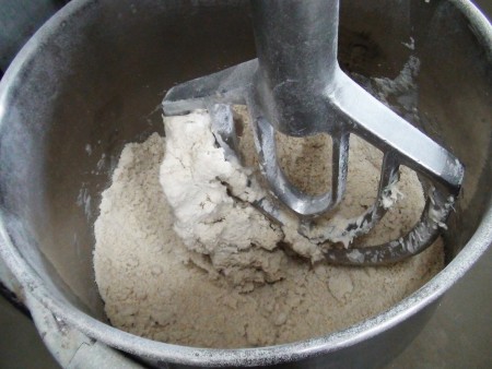 Việc điều chỉnh thành phần nguyên liệu và yếu tố môi trường đã giải quyết vấn đề về vỏ bánh quẩy wonton bị rách.