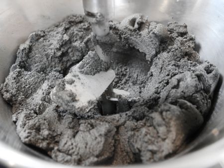 Tuangkan bahan isian ke dalam corong