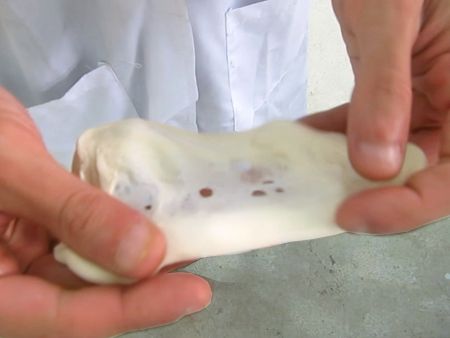 Преди корекциите на ANKO, тестото липсва еластичност и се чупи лесно