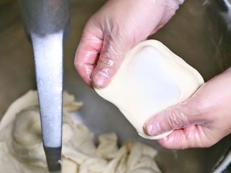 Zpracování těsta s vysokým obsahem tuku pro výrobu Empanadas