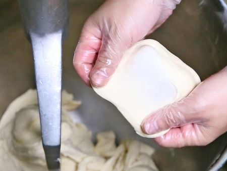 Обработка на тесто с високо съдържание на мазнини за приготвяне на емпанади