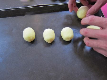 Produk yang dibuat dengan cetakan pembentuk biasa.