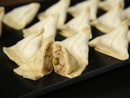 Ang Punjabi Samosas ay nagpapanatili ng kanilang makakapal na palaman.