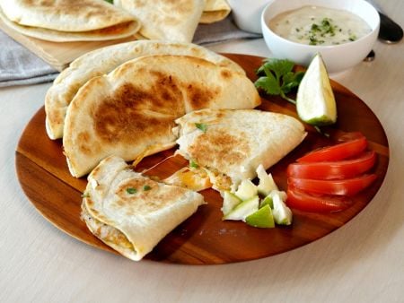 Quesadillas lavet med svinekødsfyld