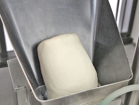 La pâte de farine de blé ordinaire est utilisée pour produire différents types de dumplings