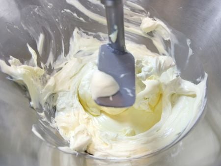 Seri SD-97 dilengkapi dengan sistem pengisian untuk memproses keju lembut