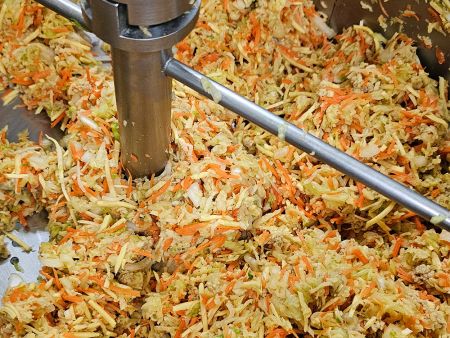 SR-27 peut traiter des garnitures riches en fibres, comme les patates douces et les carottes avec le chou