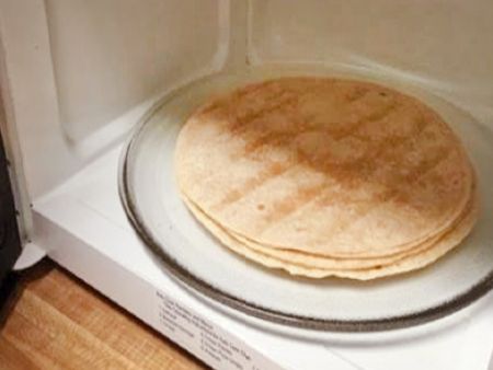 نرم کردن تورتیاها با مایکروویو.