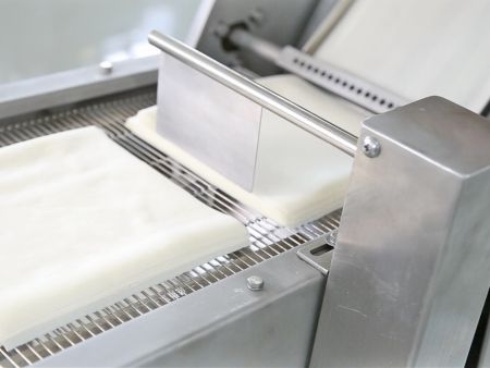 Forårsrulledejpladerne deles og stables derefter