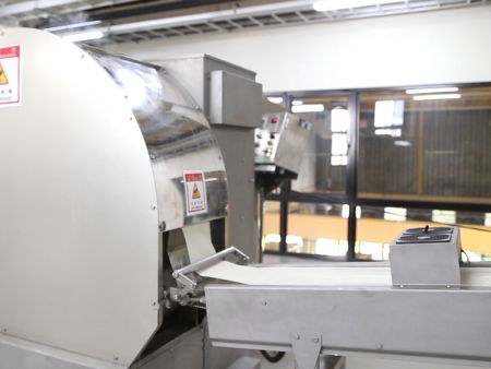 Spring Roll-wrappers worden gebakken op de bakrol