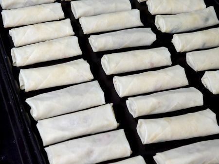 Cuốn Bánh cuốn thành kích thước giống nhau