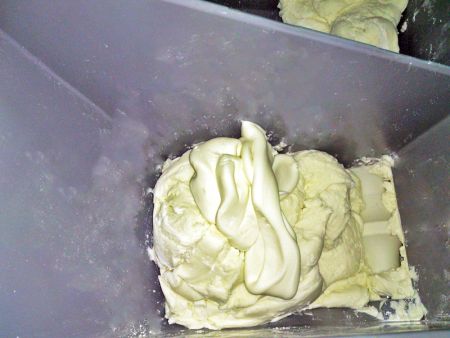 Kleefrijstdeeg in de trechter plaatsen