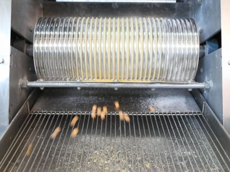 As bolinhas de batata-doce são arredondadas e moldadas pela máquina