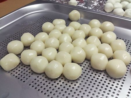 Tang yuan remains perfectly round after cooking
