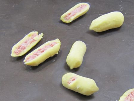 Suhu juga merupakan faktor kunci yang berkontribusi pada pembentukan Bola Singkong Isi.