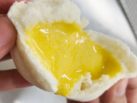 Custardbollen er svampet og fyldt med cremet custard