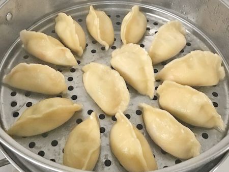 Món Bánh Nhân được tạo hình và sau đó hấp trong 8 phút