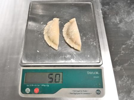 Món Bánh Nhân được làm với mỗi cái nặng 25g để đáp ứng yêu cầu sản phẩm của khách hàng