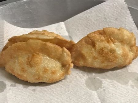 Món Bánh Nhân được chiên ngập dầu đến khi vàng giòn, khách hàng rất hài lòng với kết quả này