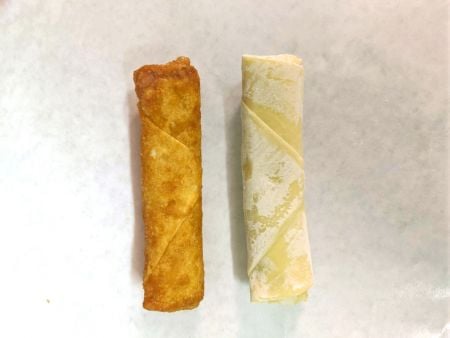 De loempia is tot in de perfectie gefrituurd, zelfs als deze eerder bevroren was