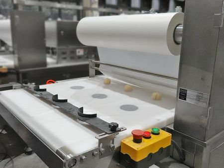 PP-3 फिल्मिंग और प्रेसिंग मशीन अंतिम पराठा उत्पादन प्रक्रिया को पूरा करती है