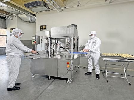 Mașina de formare a samoselor Punjabi PS-900 poate fi operată cu ușurință de doar două persoane