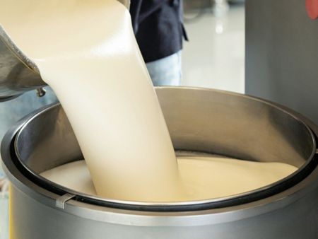 Tešla yra pilama į talpyklą