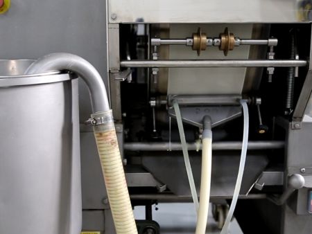 Bột được pha trên trống nướng bánh