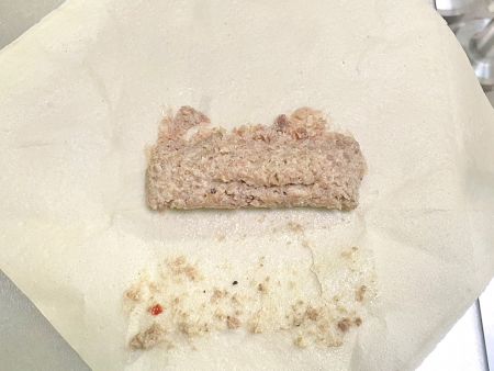 Говеждата плънка е обвита в кори за пролетни рулца чрез механизма за пълнене