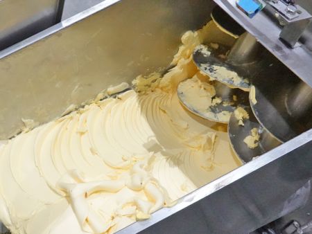 मक्खन एक्सट्रूडर का क्षमता 40 लीटर है